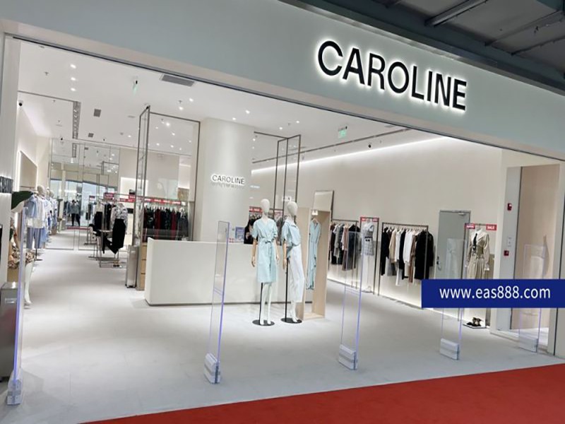 Trgovina z oblačili CAROLINE vam vgradi protivlomno napravo za oblačila Cubic Beauty AM9800