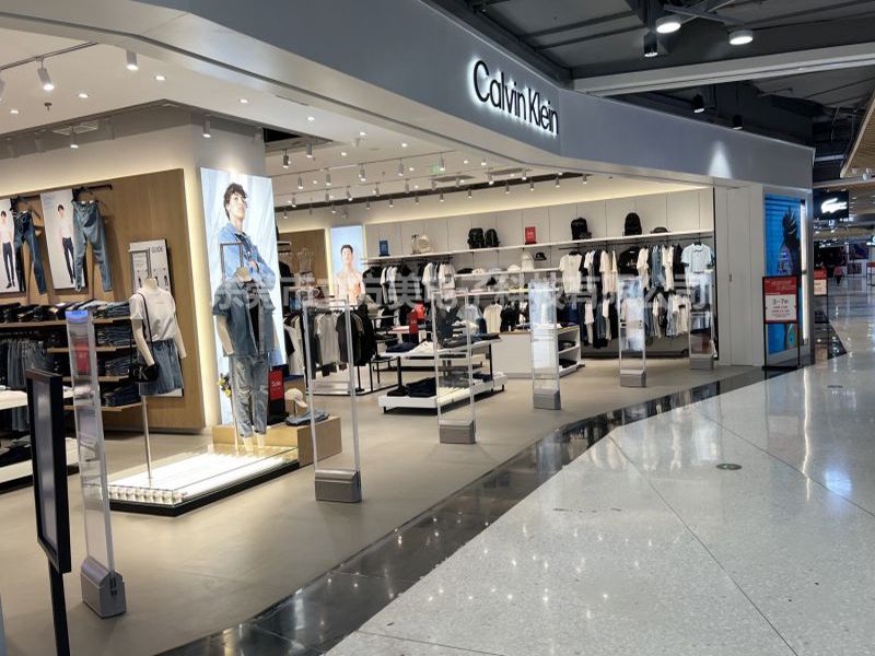 Trgovina z oblačili Calvin Klein namesti imobilizator oblačil Cubic Beauty AM7806