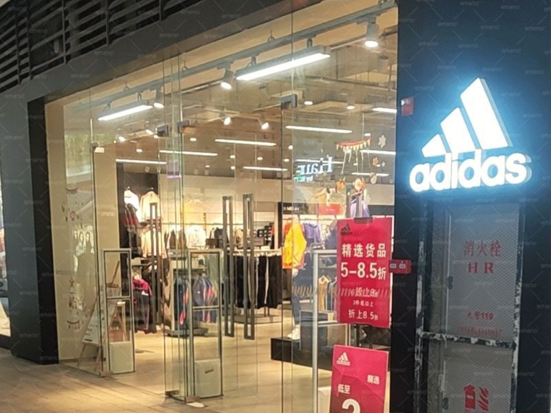 V trgovino z blagovno znamko Adidas je nameščena naprava proti kraji kubične lepotice AM6208 v trgovini z oblačili