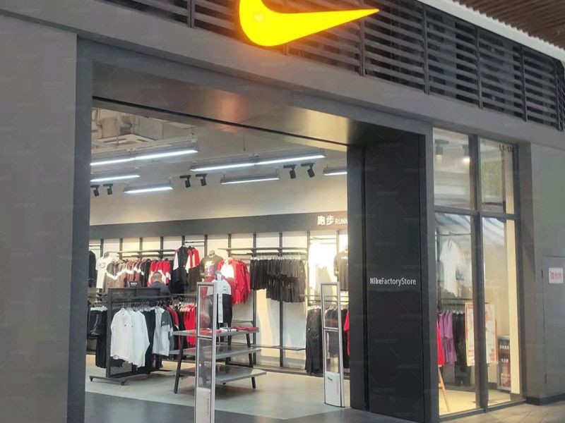 Nike Nike je namestil protivlomno napravo kubične lepotice AM6208 trgovine z oblačili