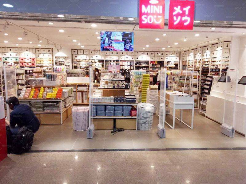 Butik MINISO vgradi varnostna vrata CuboM AM7806