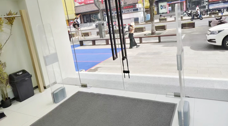 Dvojna frekvenca AM&RFID: Inteligentna varnost za industrijo maloprodaje oblačil.